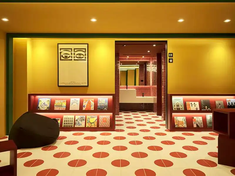 台中商務旅館推薦：台中商務旅館紅點文旅的繽紛閱讀展示空間，設計感強烈並充滿藝術氛圍。