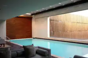 室內溫泉湯池空間，木質牆面搭配清澈池水，呈現安靜放鬆的谷關住宿泡湯環境。