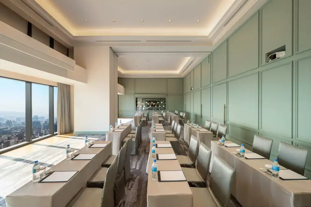 台中飯店會議室配置示意，台中李方艾美酒店提供彈性教室型會議空間與完善設備。