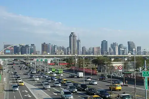 台中商旅推薦塔木德酒店台灣大道館位於台灣大道沿線，展示市區車流與交通動線環境。