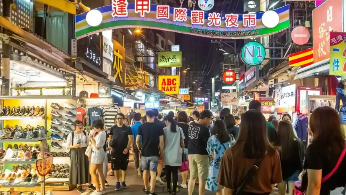 逢甲夜市住宿推薦：逢甲國際觀光夜市入口夜間街景與人潮