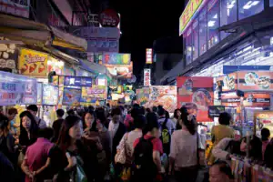逢甲旅館附近逢甲夜市人潮熱鬧街景。
