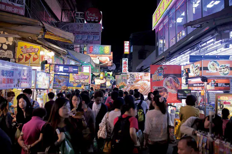 逢甲旅館附近逢甲夜市人潮熱鬧街景。