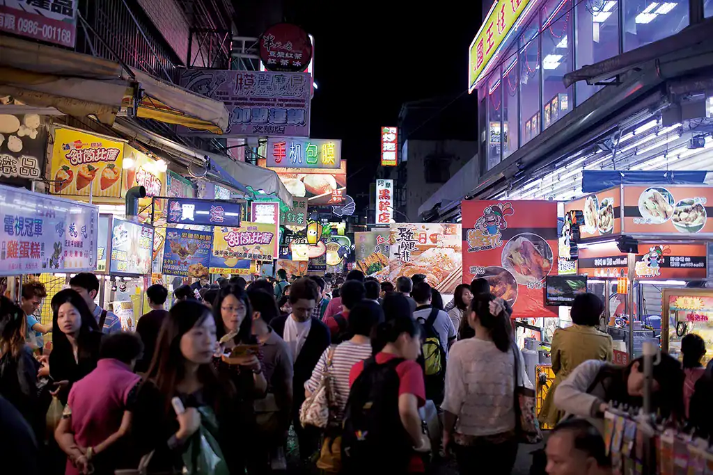 逢甲旅館附近逢甲夜市人潮熱鬧街景。