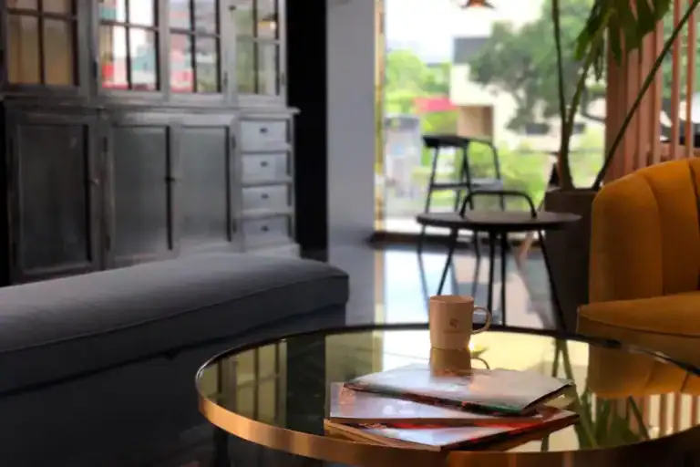 塔木德酒店台灣大道館大廳座位區與窗景，舒適明亮的台中旅館空間。
