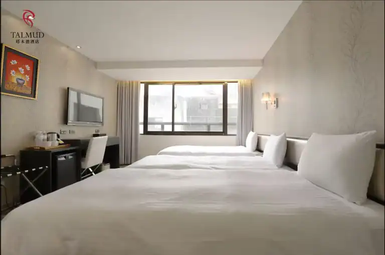 塔木德酒店台灣大道館雙床客房與明亮窗景空間，是舒適安靜的逢甲旅館推薦選擇。