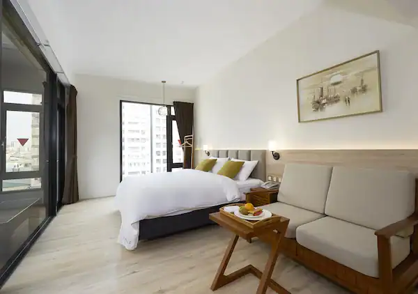 Hotel Z 客房與明亮休憩空間，是舒適便利的逢甲夜市住宿推薦選擇。