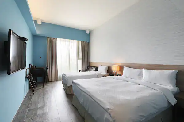 KUN Hotel 雙床客房與明亮簡約空間，是舒適便利的逢甲夜市住宿推薦選擇。