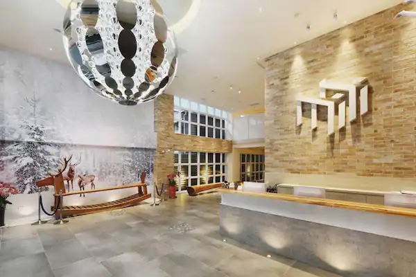 Mini Hotels 台中火車站館大廳空間與櫃台設計，是風格鮮明的台中火車站住宿推薦選擇。