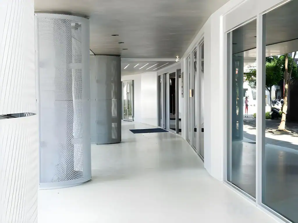塔木德酒店台灣大道館一樓走廊與明亮公共空間，是舒適便利的逢甲夜市住宿推薦選擇。