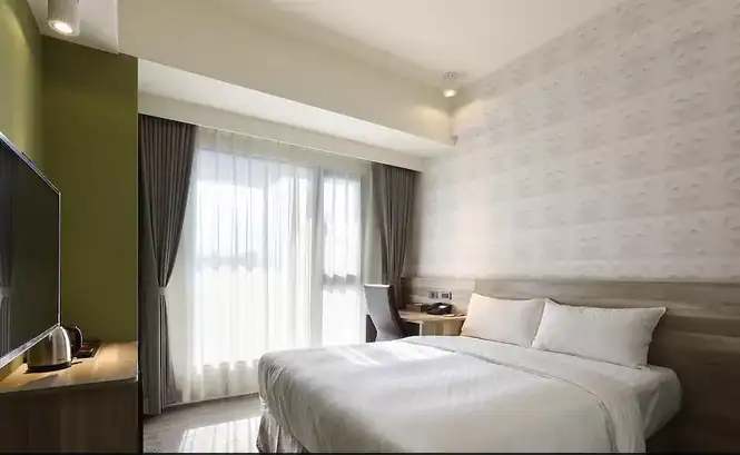 KUN Tour Hotel 逢甲雙人客房與明亮窗景空間，是高CP值的台中便宜住宿推薦。
