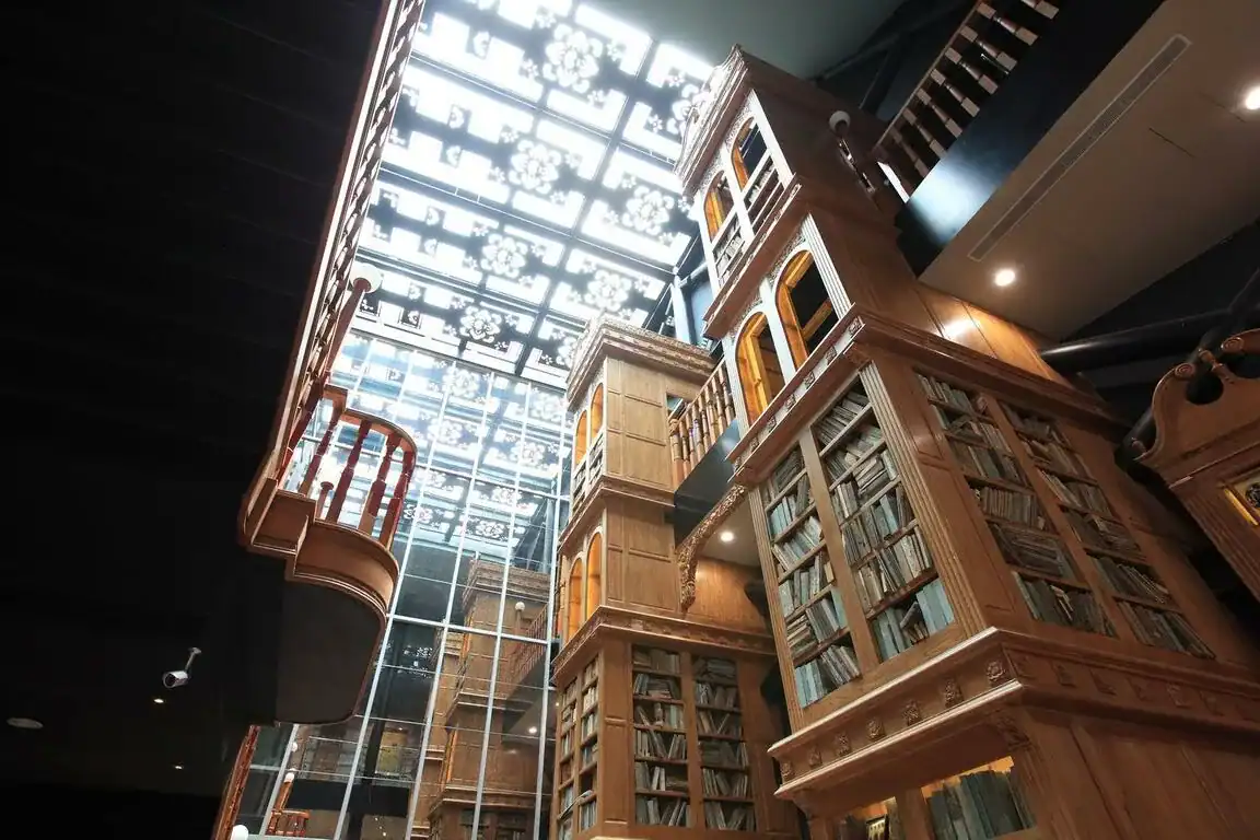 台中景點推薦宮原眼科，挑高復古書牆與紅磚歷史建築打造特色文創空間