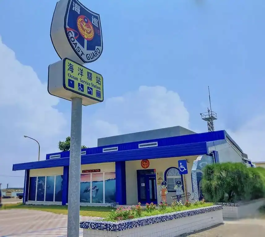 台中旅遊推薦梧棲海洋驛站，藍白建築結合海洋教育與港區風光