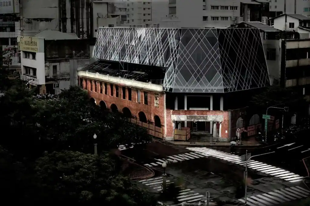 台中景點推薦宮原眼科，紅磚歷史建築與玻璃溫室構成特色景觀