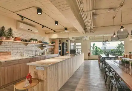 台中景點推薦：台中住宿推薦漂鳥草悟道青年旅館，寬敞公共廚房與共享空間打造文青住宿氛圍