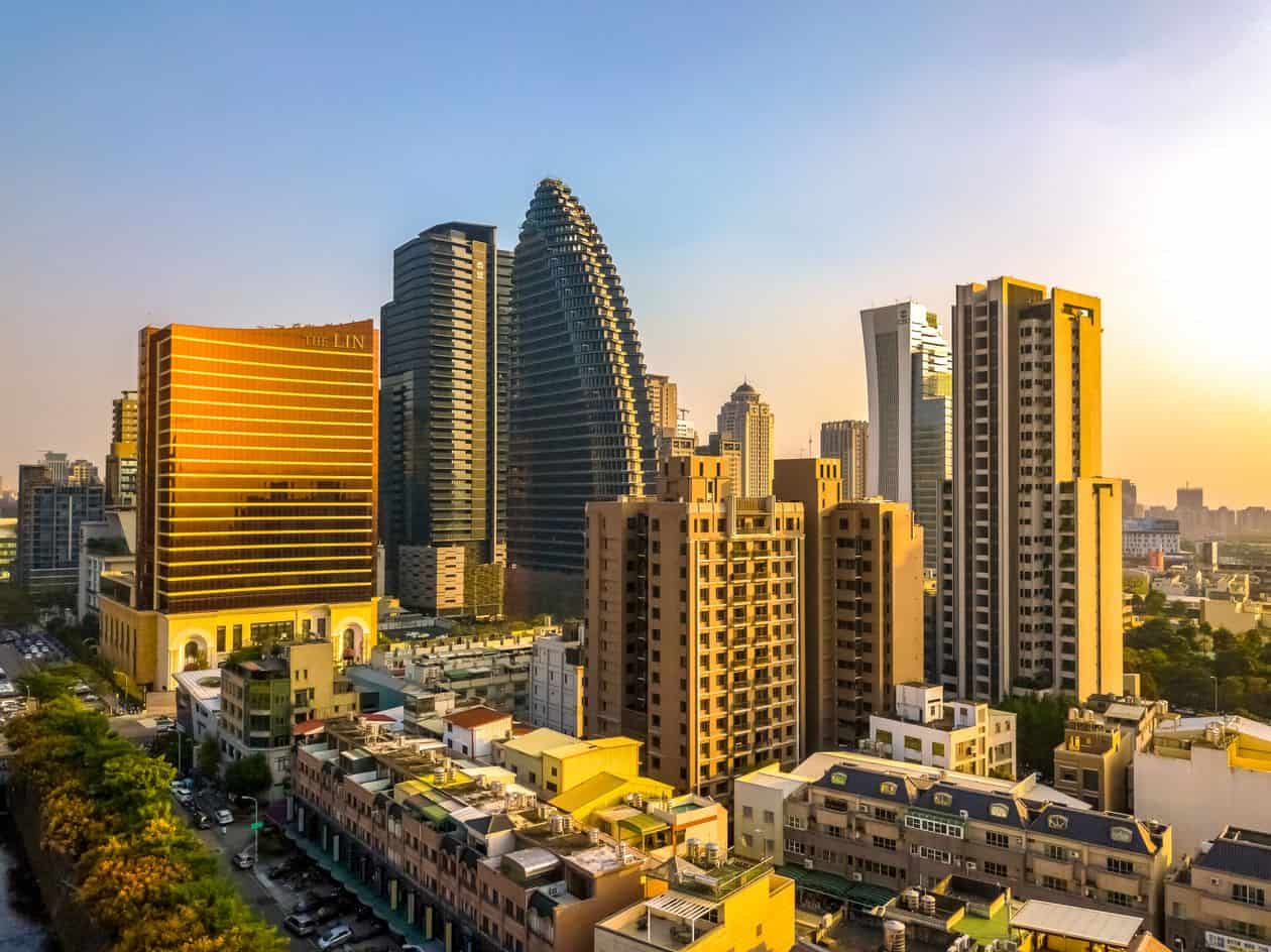 台中四天三夜行程俯瞰台中市區高樓天際線的空拍畫面