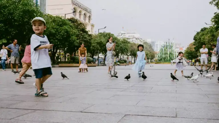 台中親子景點怎麼挑：一家人出遊、孩子在廣場開心奔跑（圖片來源：Pexels）