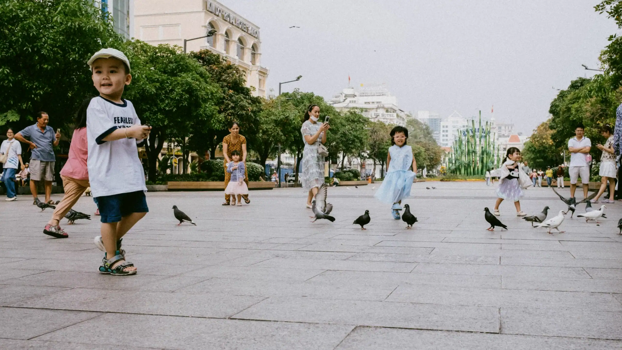 台中親子景點怎麼挑：一家人出遊、孩子在廣場開心奔跑（圖片來源：Pexels）