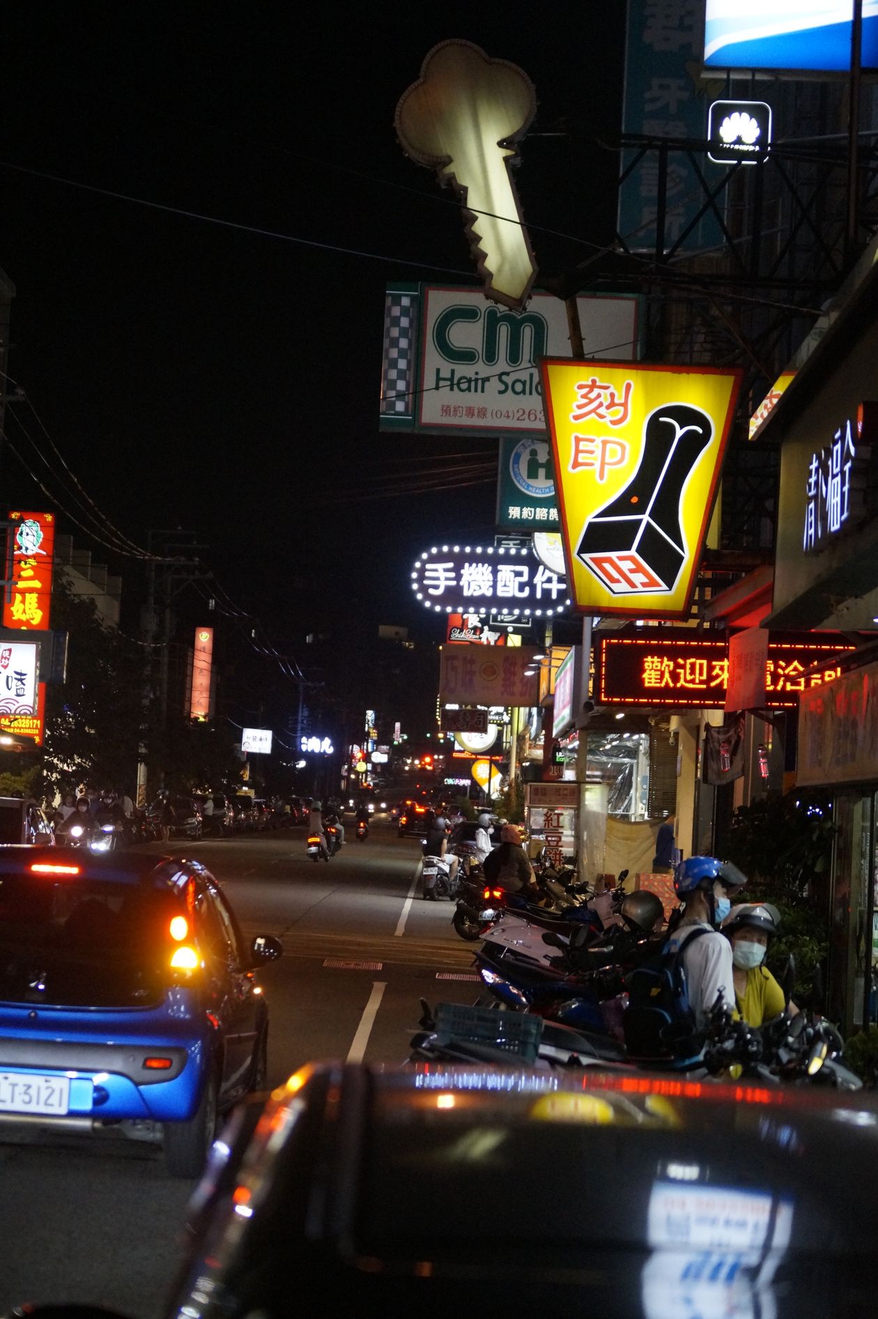 台中四天三夜必逛的逢甲夜市夜晚人潮與美食攤位