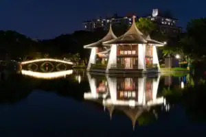 台中兩天一夜經典路線:台中公園湖心亭夜景(圖片來源:Pexels)
