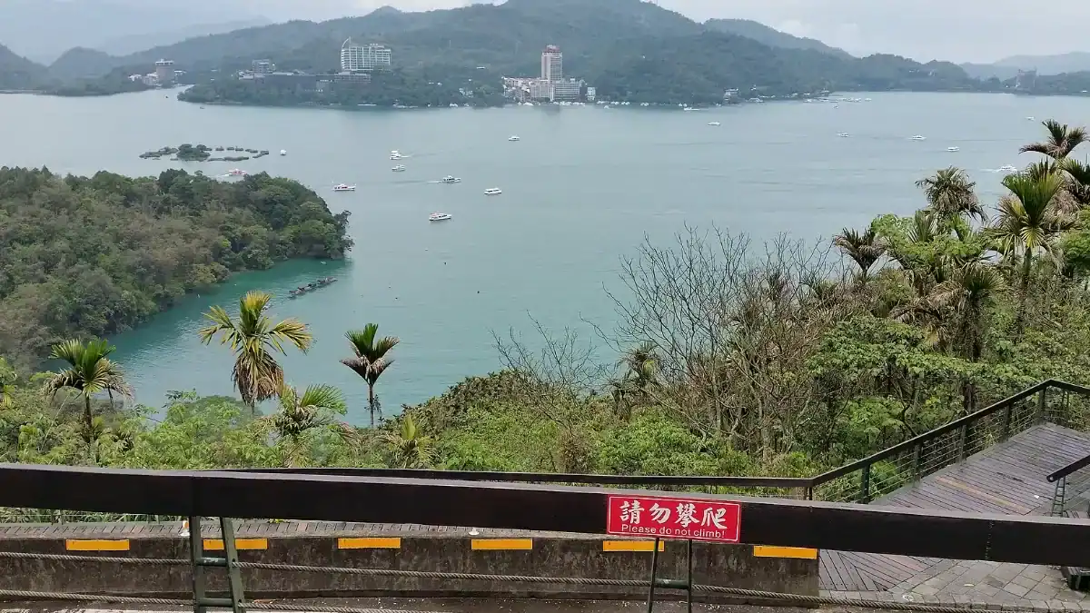 中部親子旅遊景點推薦：日月潭湖面遊船與環湖山巒