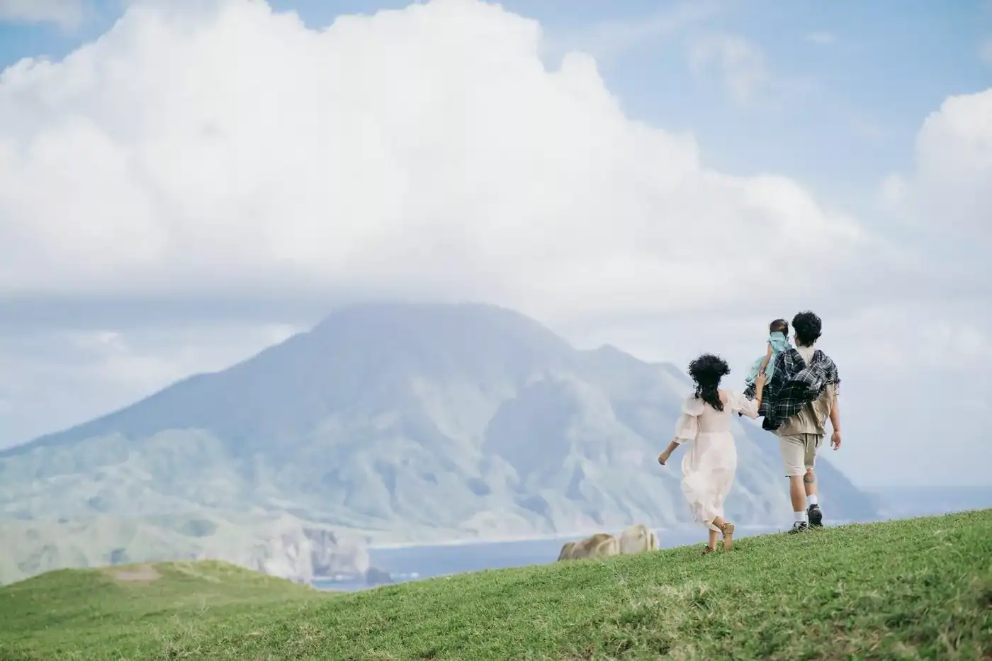 一家人在戶外草地上享受親子旅遊的一天，象徵規劃中部親子旅遊景點的小旅行