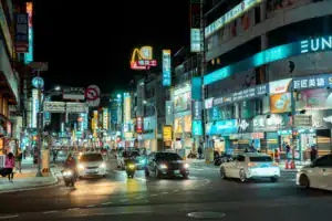 台中市區景點主圖：台中市區繽紛夜間街景與城市燈火