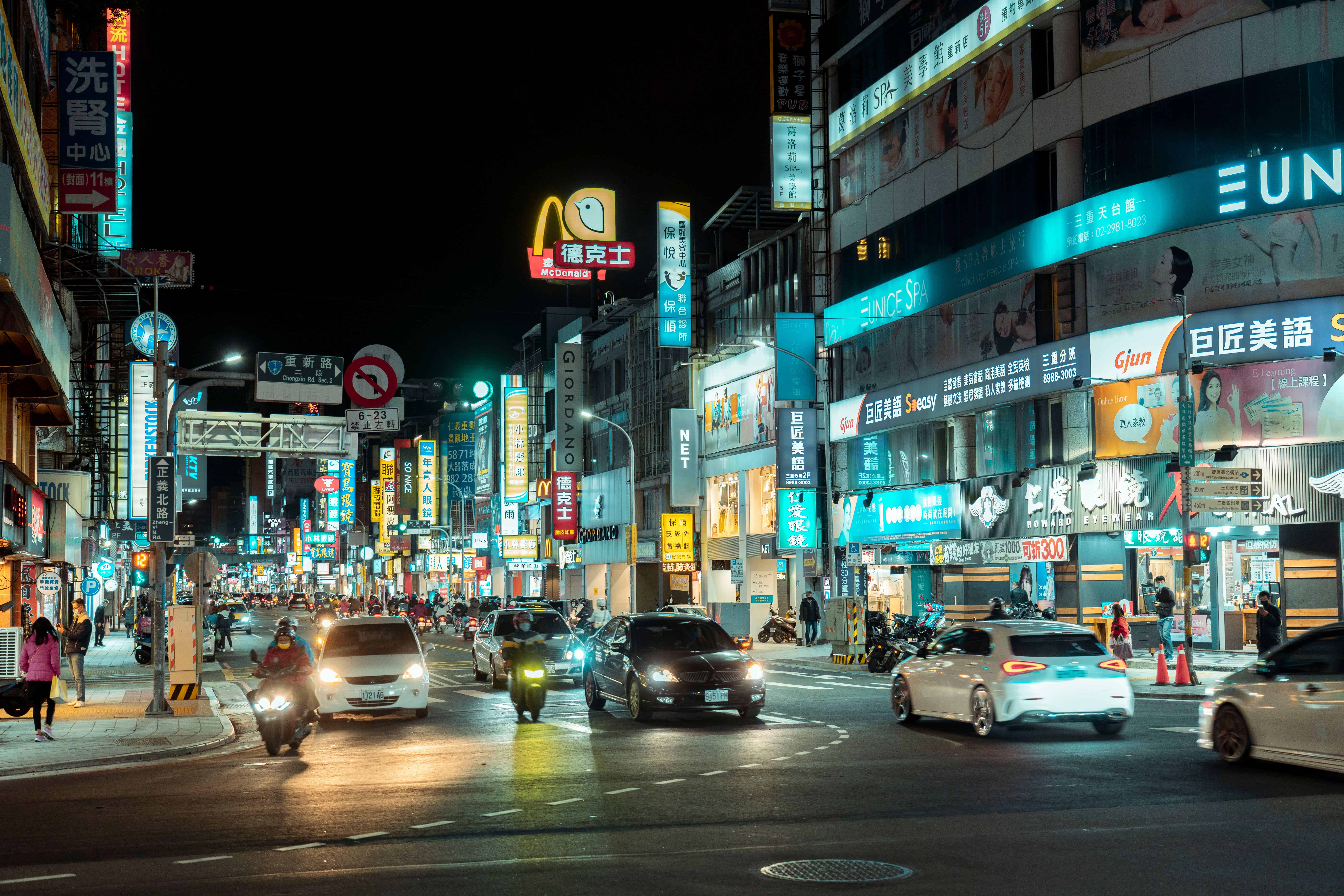台中市區景點主圖：台中市區繽紛夜間街景與城市燈火