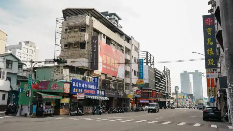 台中三天兩夜不開車攻略首圖：台中市區熱鬧街景與大眾運輸（圖片來源：Pexels）