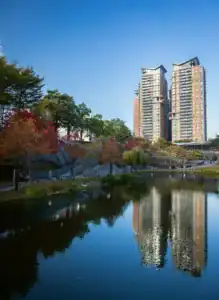 台中四天三夜行程台中市區現代高樓天際線與水岸倒影