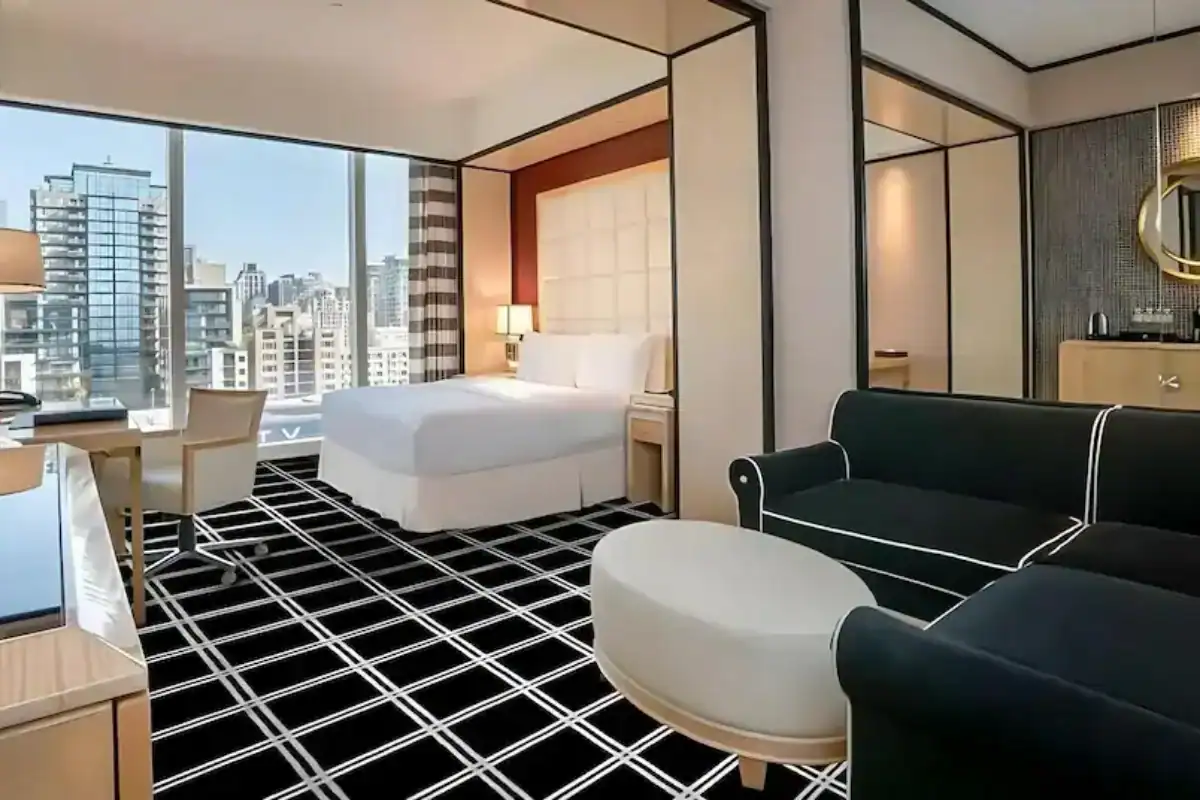 台中飯店：林酒店寬敞客房，大片窗景可欣賞市景，設計現代典雅。