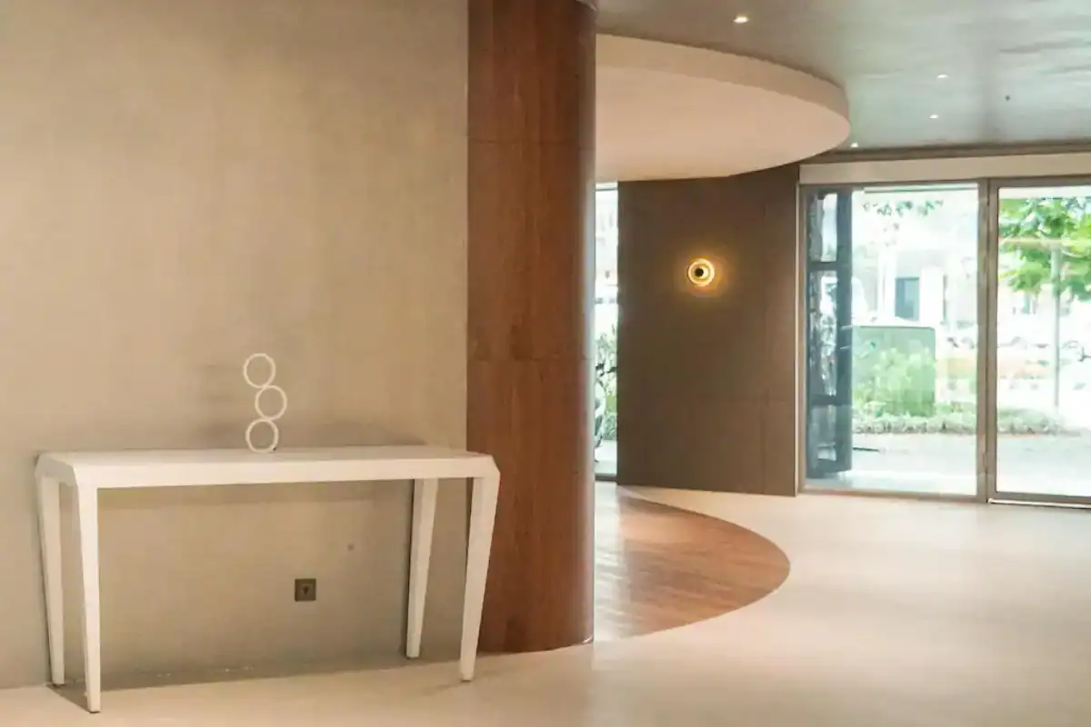 塔木德酒店台灣大道館大廳入口空間設計,為入住逢甲飯店旅客提供簡約舒適的迎賓環境。