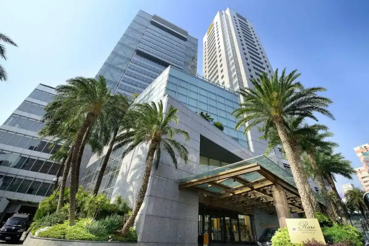 裕元花園酒店外觀建築與入口景觀，台中住宿推薦西屯高質感飯店