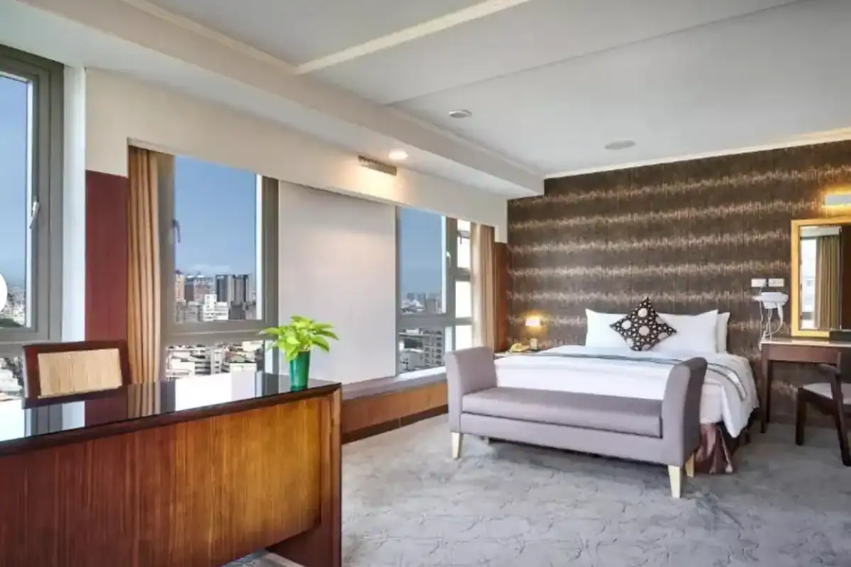 逢甲住宿:寬敞明亮房間設有大片落地窗,可俯瞰台中市景。