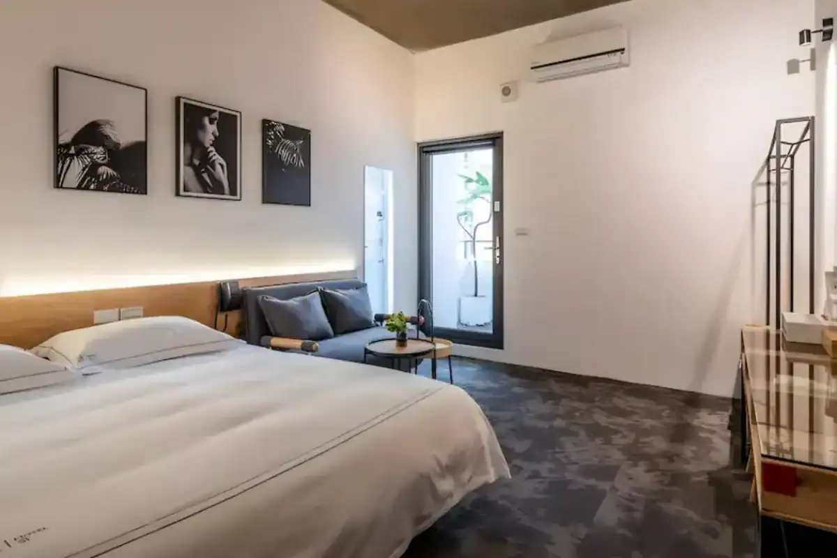 逢甲住宿:工業風客房搭配黑白藝術掛畫與戶外陽台,充滿個性化氛圍。