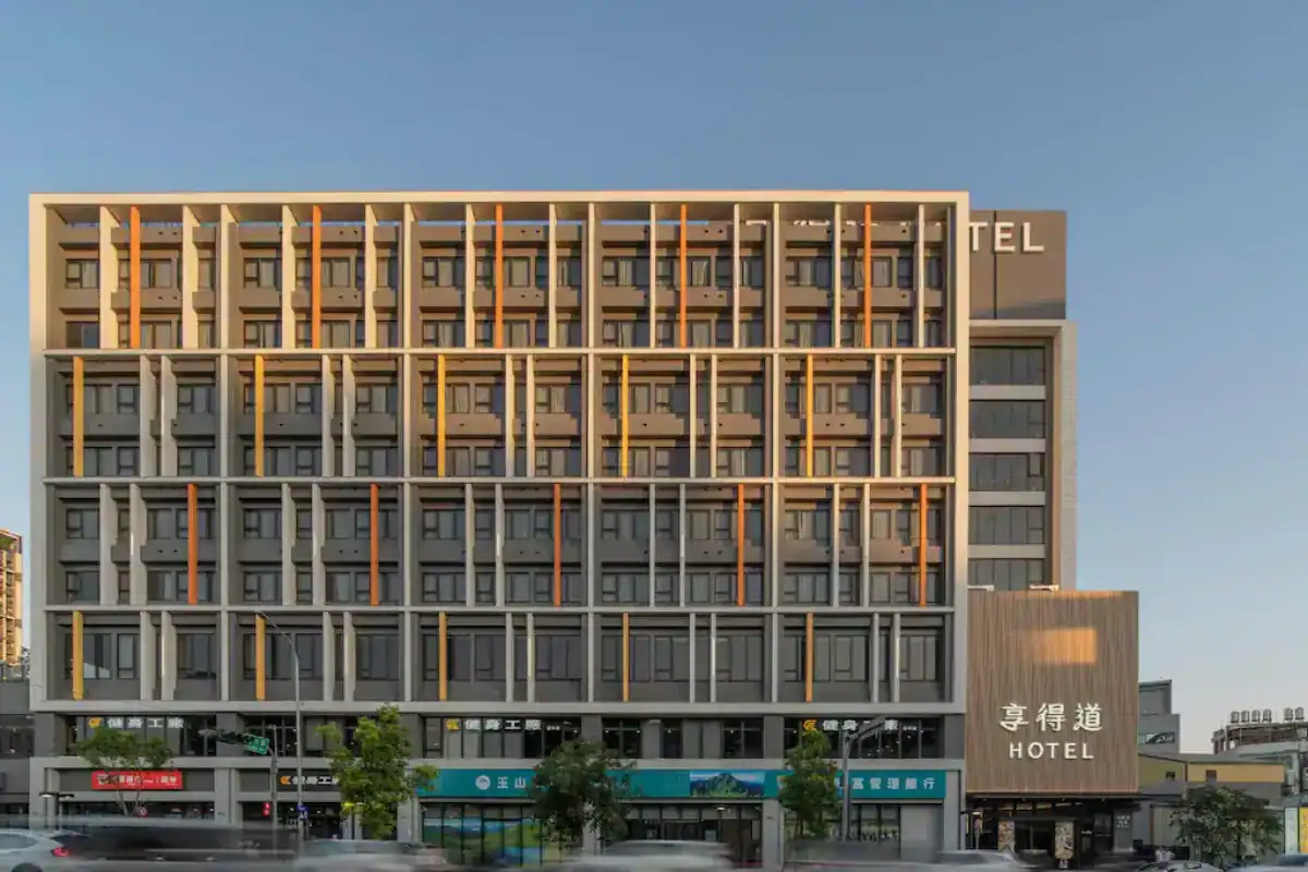 享得道行旅外觀建築與招牌立面，現代風格的台中旅館住宿選擇。