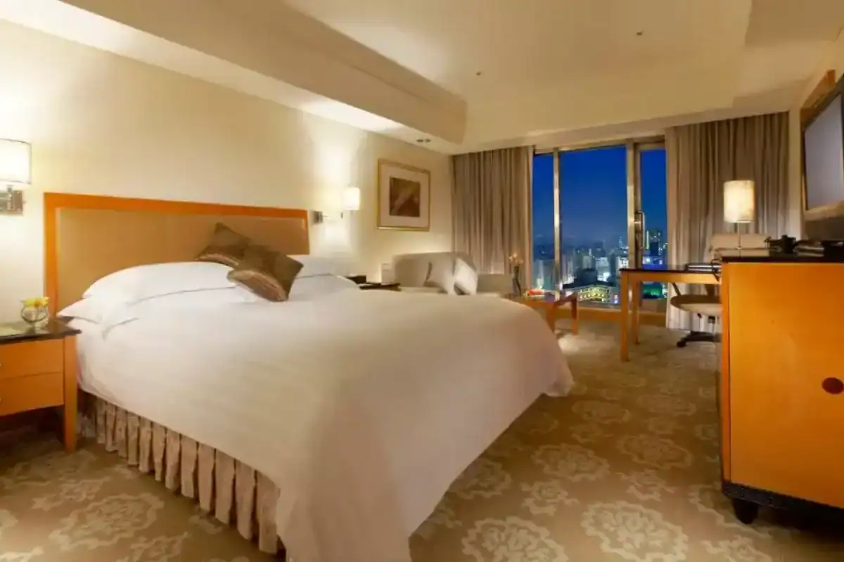 台中金典酒店高樓客房景觀,溫馨裝潢與夜景窗景兼具,台中住宿推薦熱門選擇