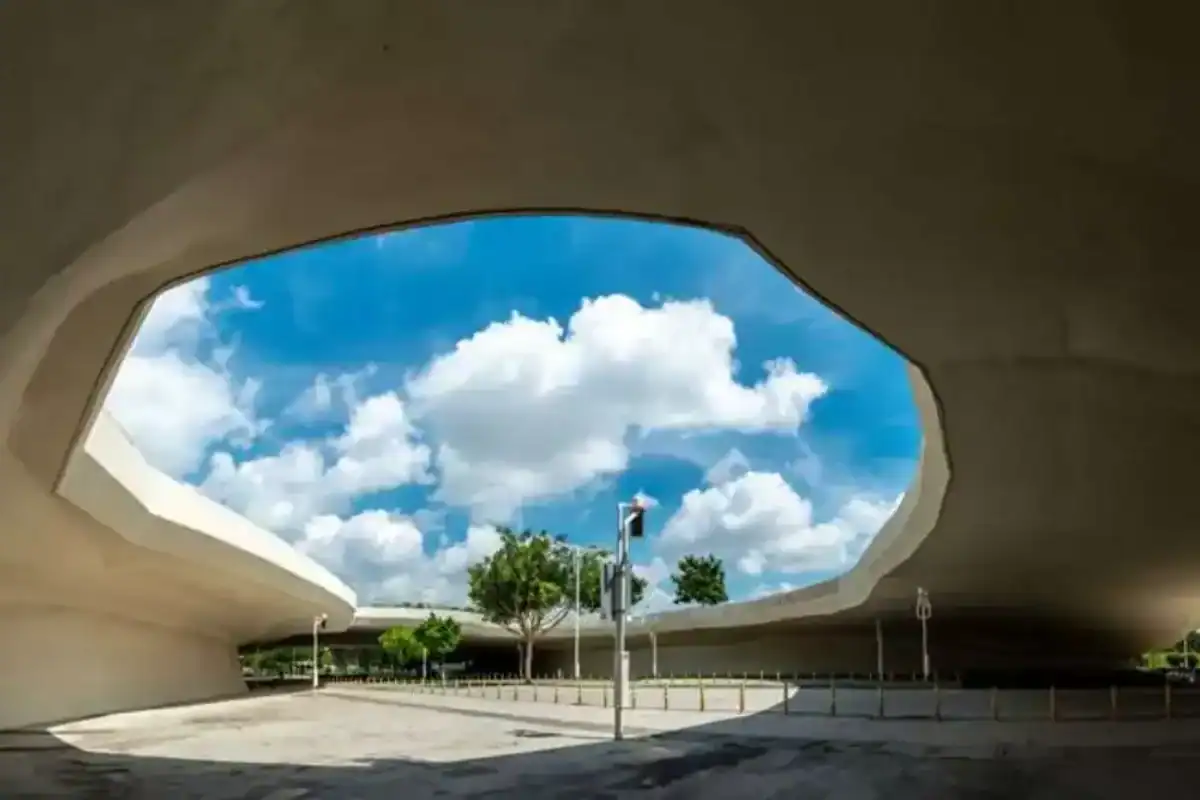 台中景點推薦中央公園，特色建築天窗與大型綠地空間打造城市休憩景觀