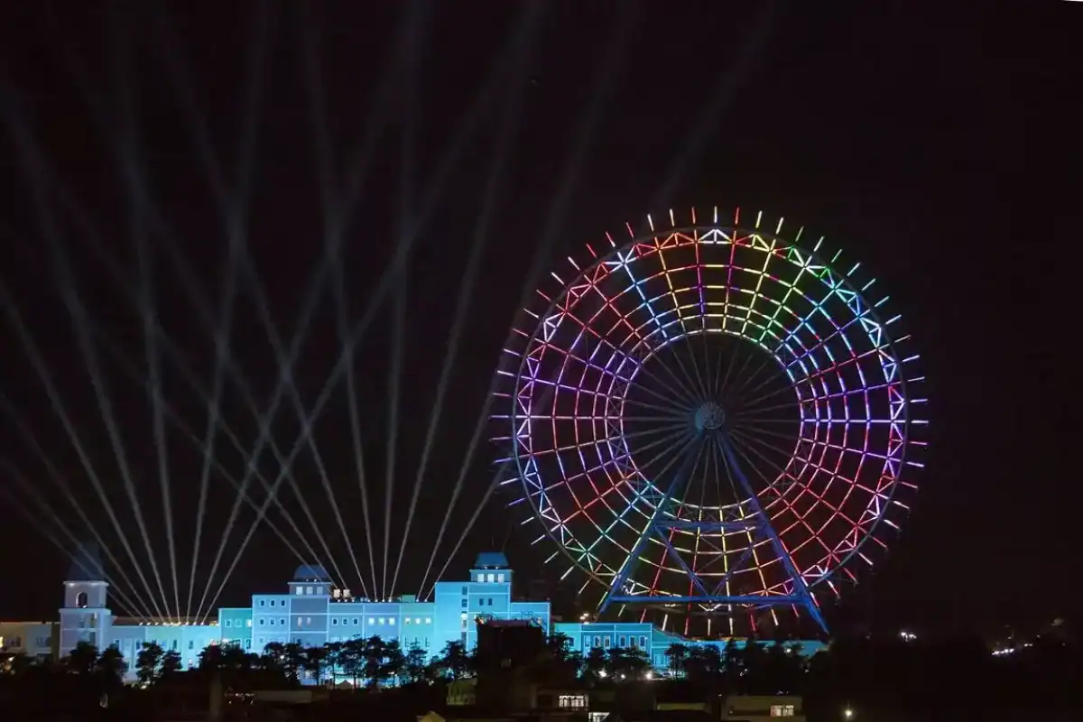 台中景點推薦麗寶樂園，摩天輪夜景與燈光秀打造熱門親子遊樂園景觀