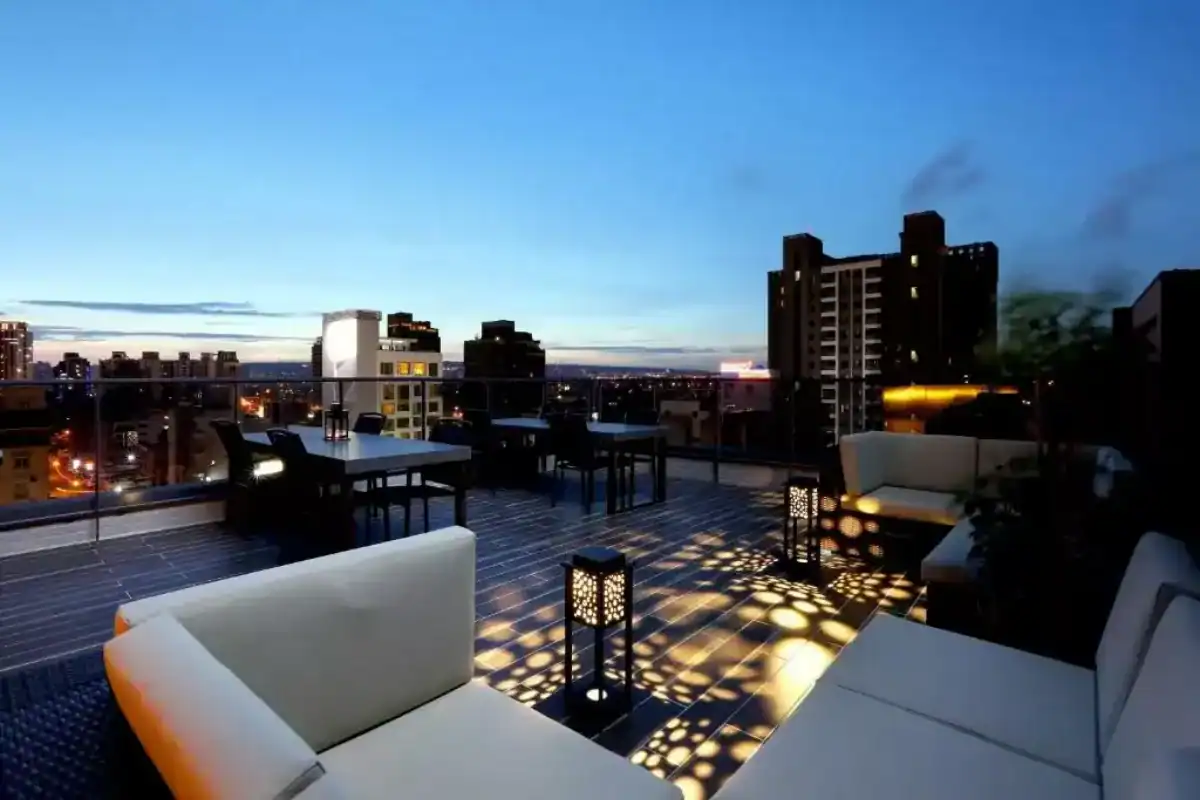 KUN Tour Hotel 逢甲露台夜景與城市景觀空間，是高評價舒適的逢甲旅館推薦選擇。