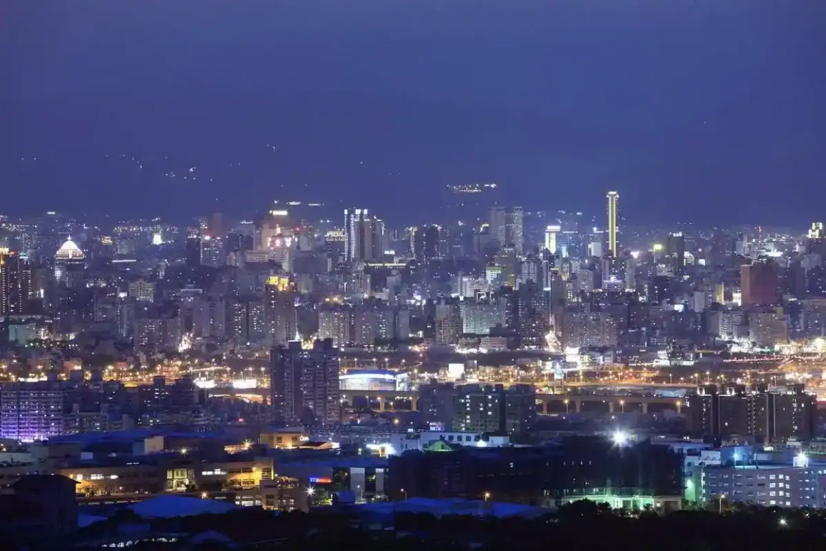 台中景點推薦望高寮夜景公園，高處俯瞰台中市區燈海與城市夜景風光