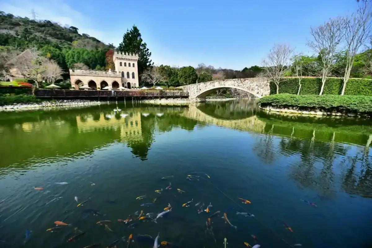 台中景點推薦新社古堡，歐式城堡建築與湖畔景觀打造浪漫拍照景點