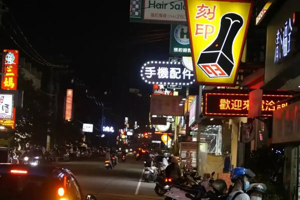 台中2天一夜行程晚上就逛逢甲夜市，人潮與小吃攤
