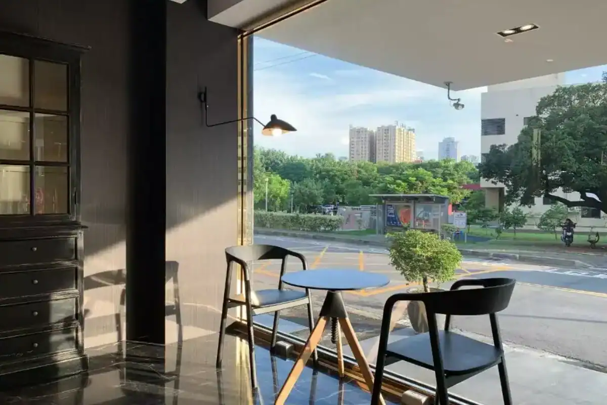 塔木德酒店台中館一樓公共休憩空間與窗邊座位區,提供逢甲飯店旅客放鬆休息的舒適環境。
