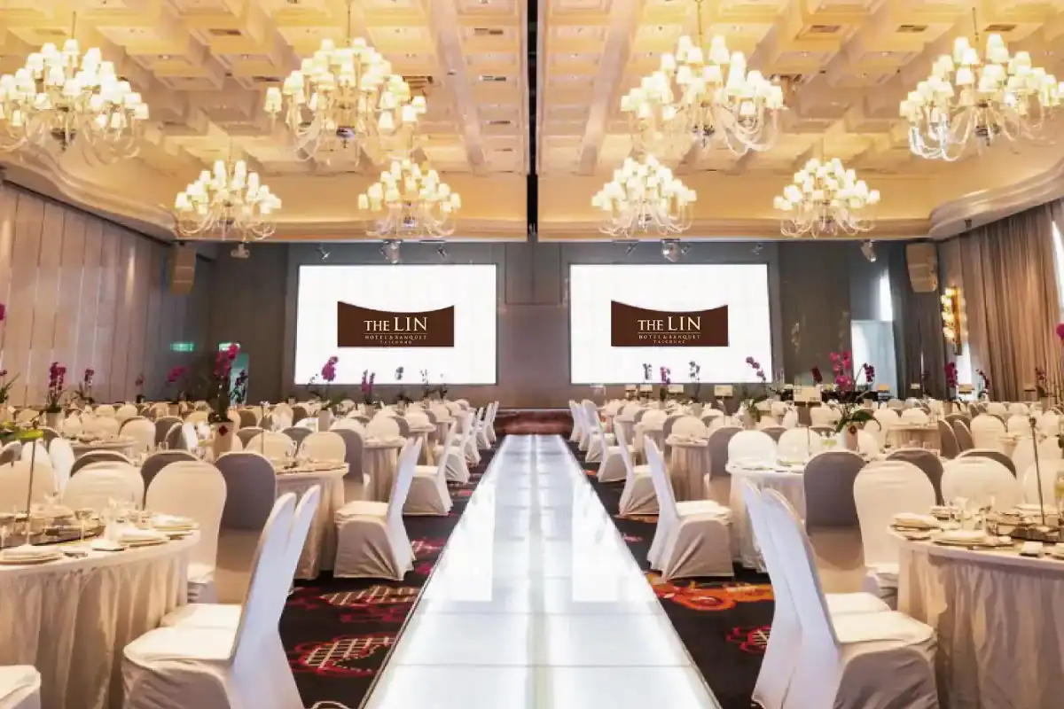 台中飯店會議室實景，台中林酒店大型宴會廳配置水晶燈與圓桌座位，適合高規格企業會議與年會活動。