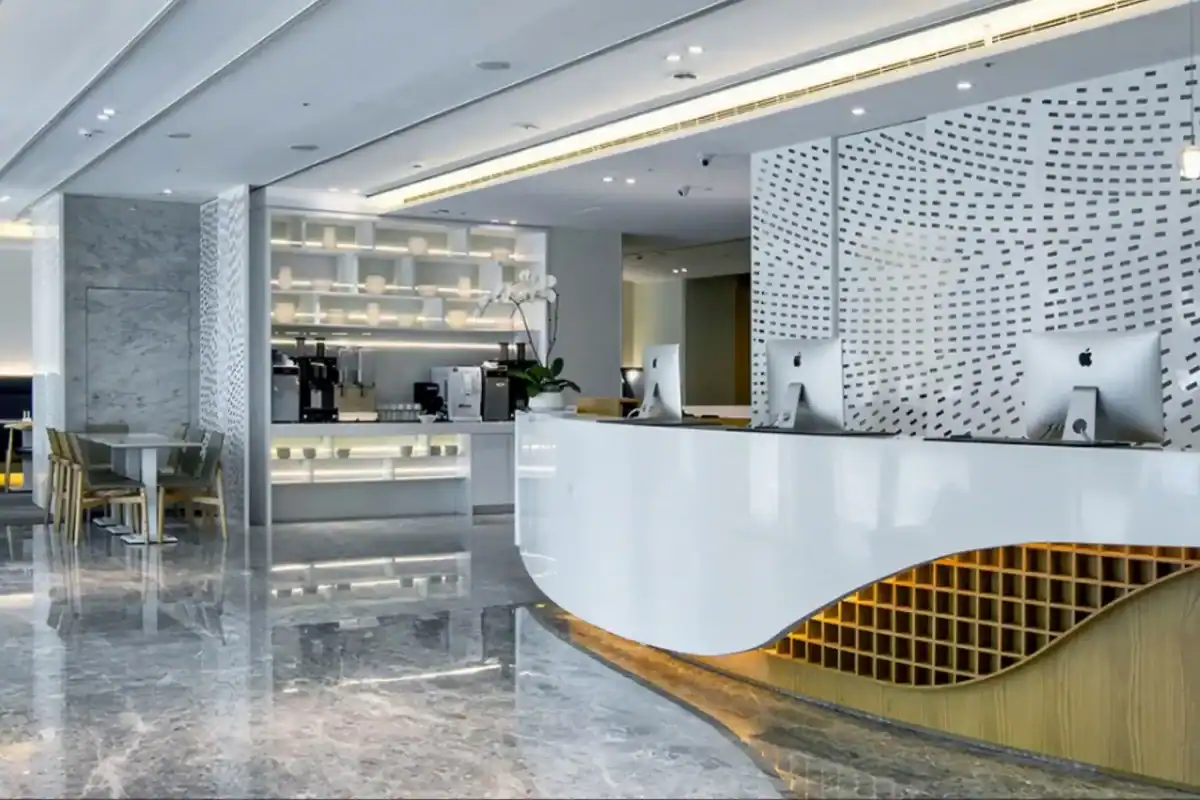 台中卡爾登飯店大廳空間以明亮簡約設計為主，結合石材與木質元素，營造安靜舒適的入住氛圍，是不少人心中值得列入清單的台中飯店推薦之一。