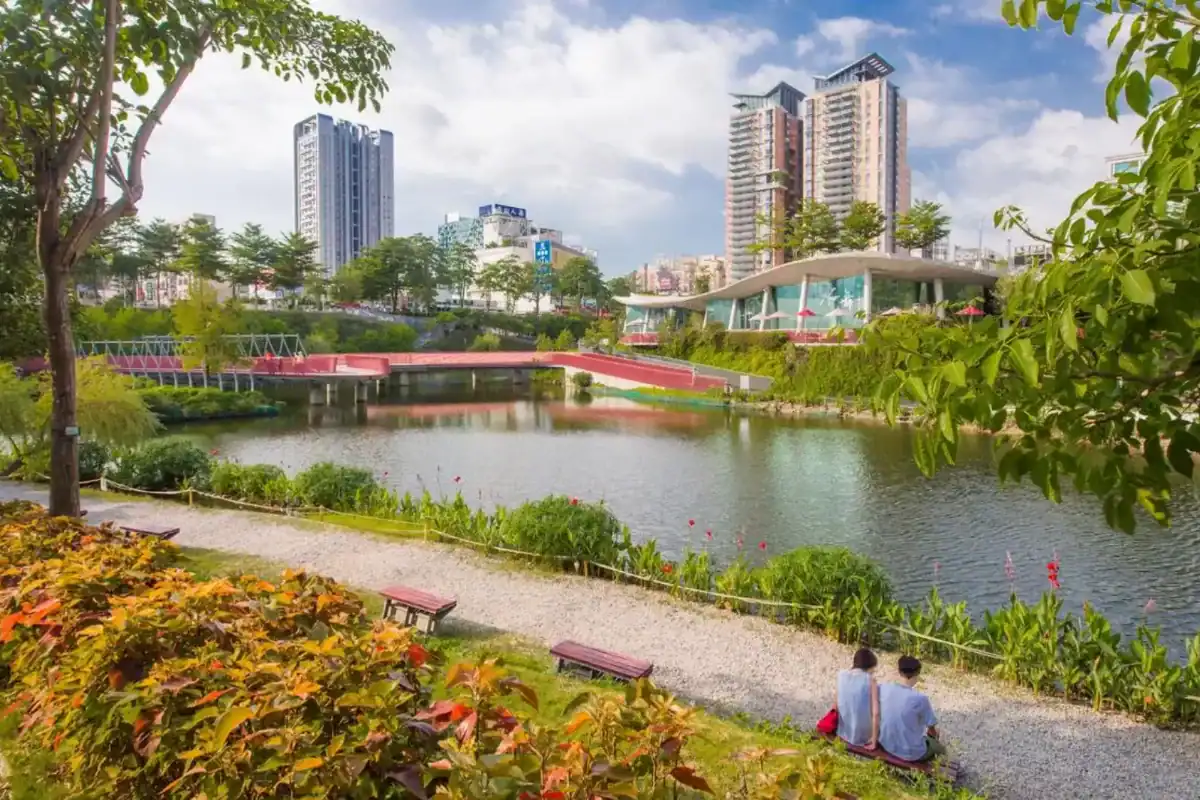 逢甲夜市住宿:台中秋紅谷景觀公園湖畔綠地與城市景觀,是逢甲夜市附近熱門的休閒景點。