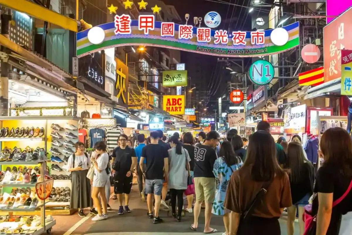 逢甲夜市住宿:逢甲夜市入口拱門與熱鬧人潮街景,是台中最知名的夜市美食與觀光景點。
