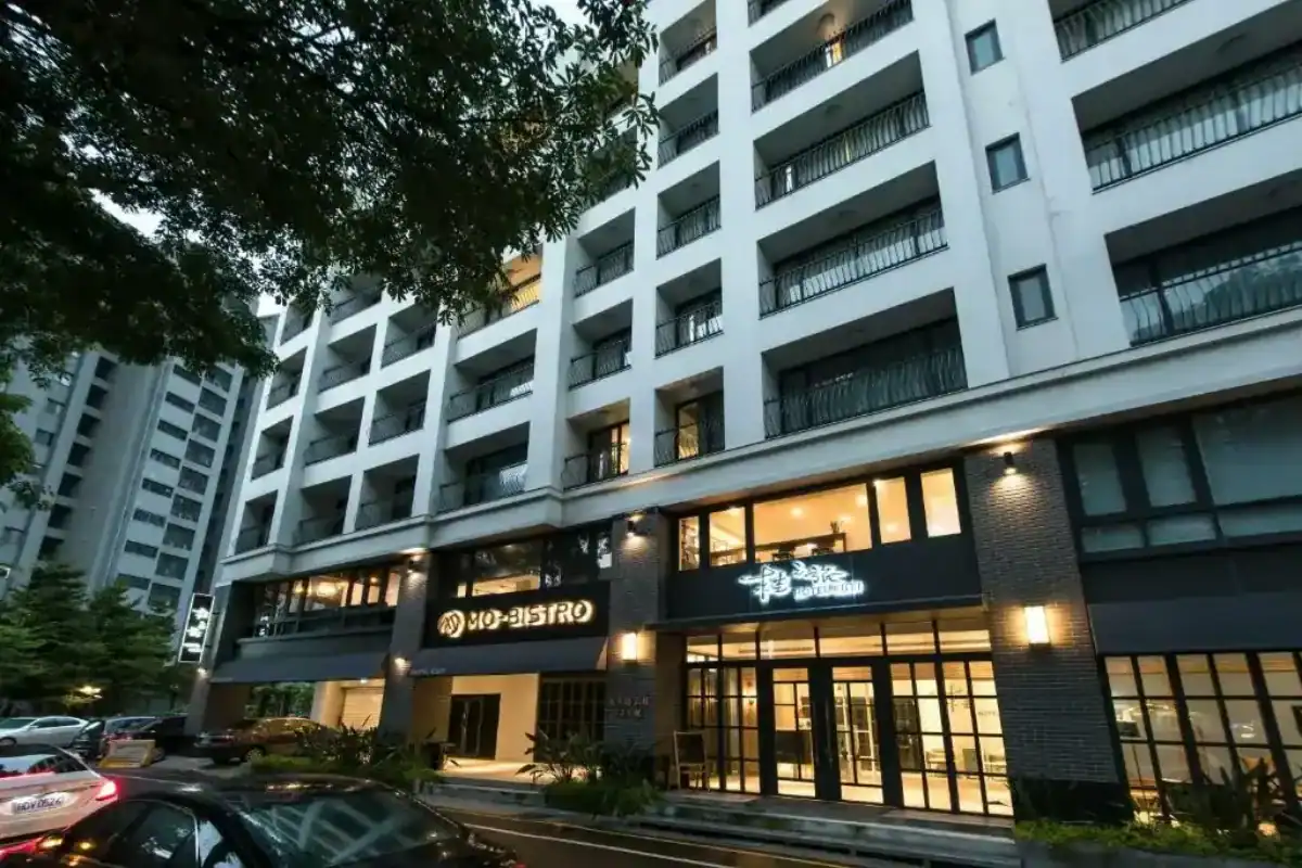 桂之旅外觀建築與夜間門面燈光，是交通便利的逢甲旅館推薦選擇。