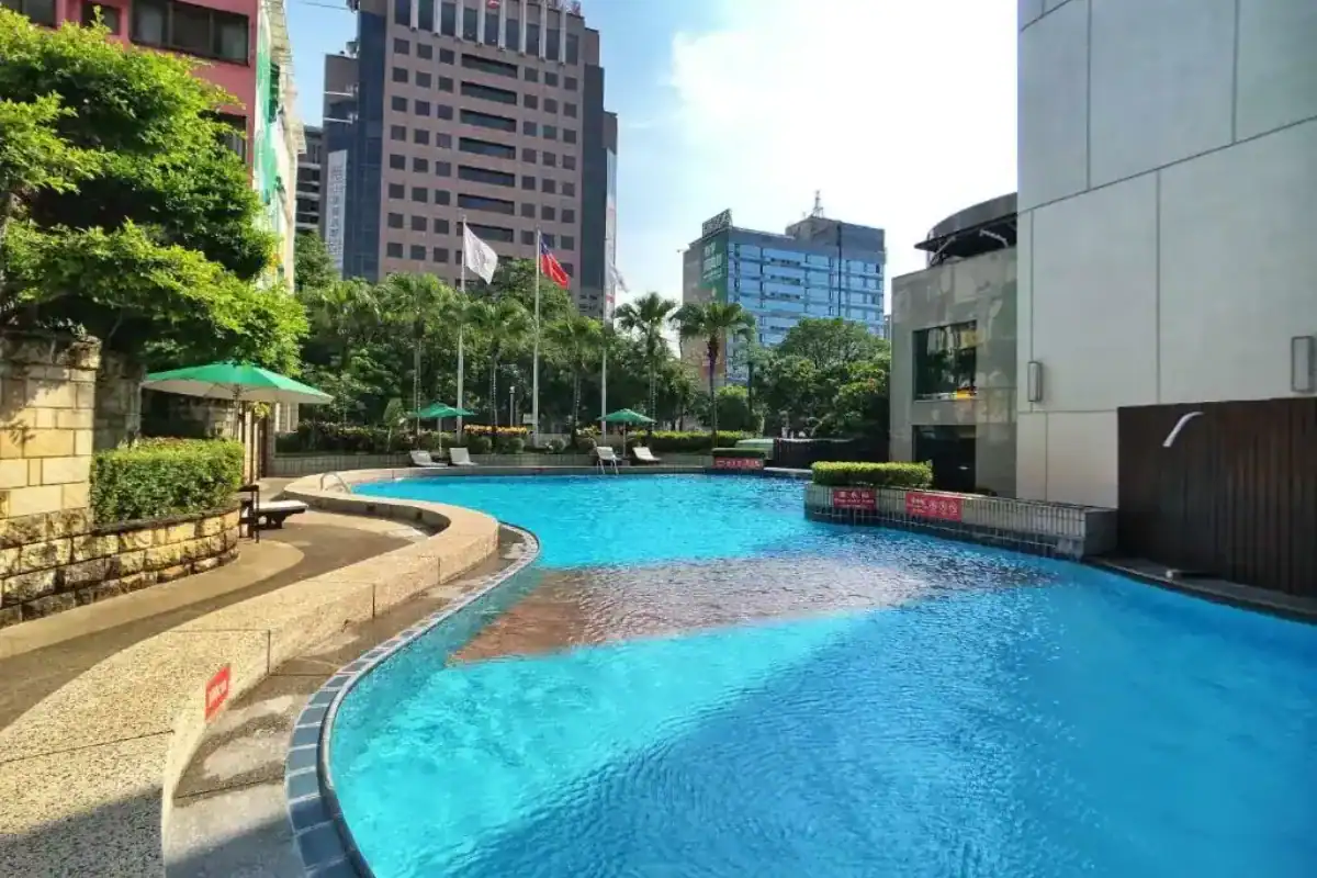 長榮桂冠酒店戶外泳池與城市景觀環境，設施完善的台中旅館住宿選擇。
